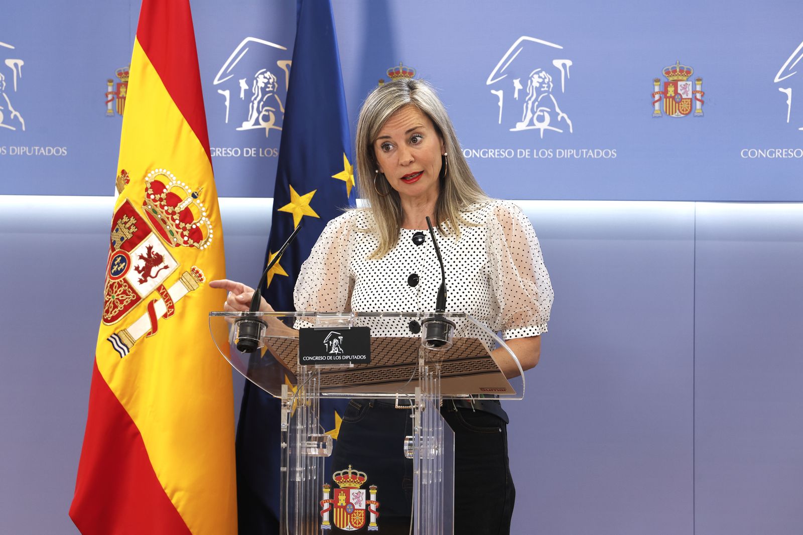 La portavoz parlamentaria de Sumar, Verónica Martínez Barbero, durante la rueda de prensa que ha ofrecido este martes en el Congreso, EFE/ Javier Lizon