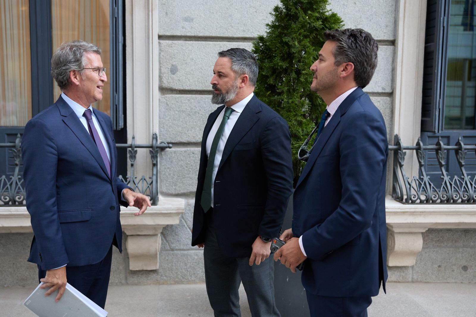 Archivo - El presidente del PP, Alberto Núñez Feijóo (i) conversa con el presidente de VOX, Santiago Abascal (c), a su salida de una sesión plenaria en la Cámara Baja, a 17 de septiembre de 2024, en Madrid (España).