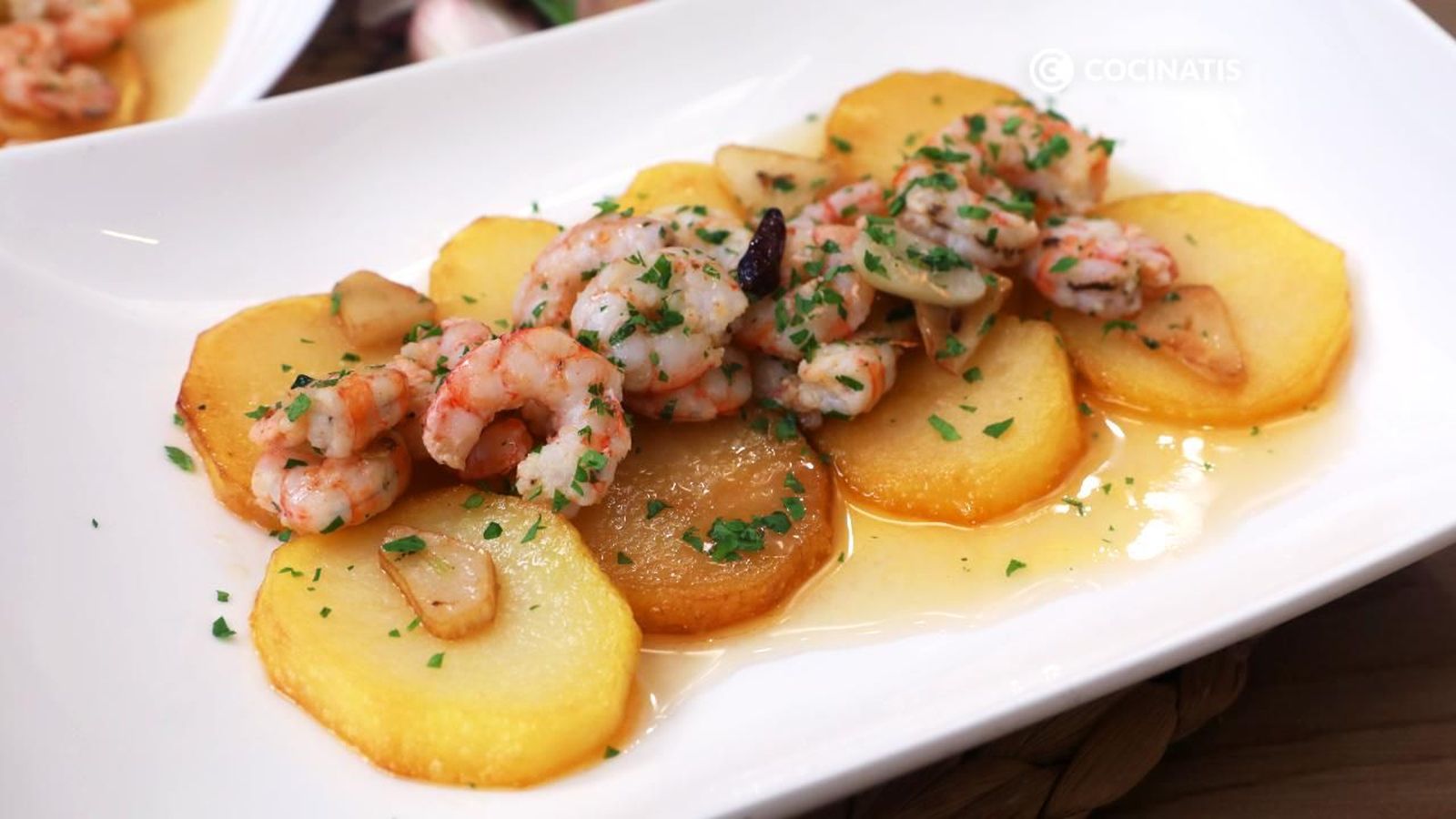 Patatas en ajo pollo con gambones al ajillo Patatas en ajo pollo con gambones al ajillo