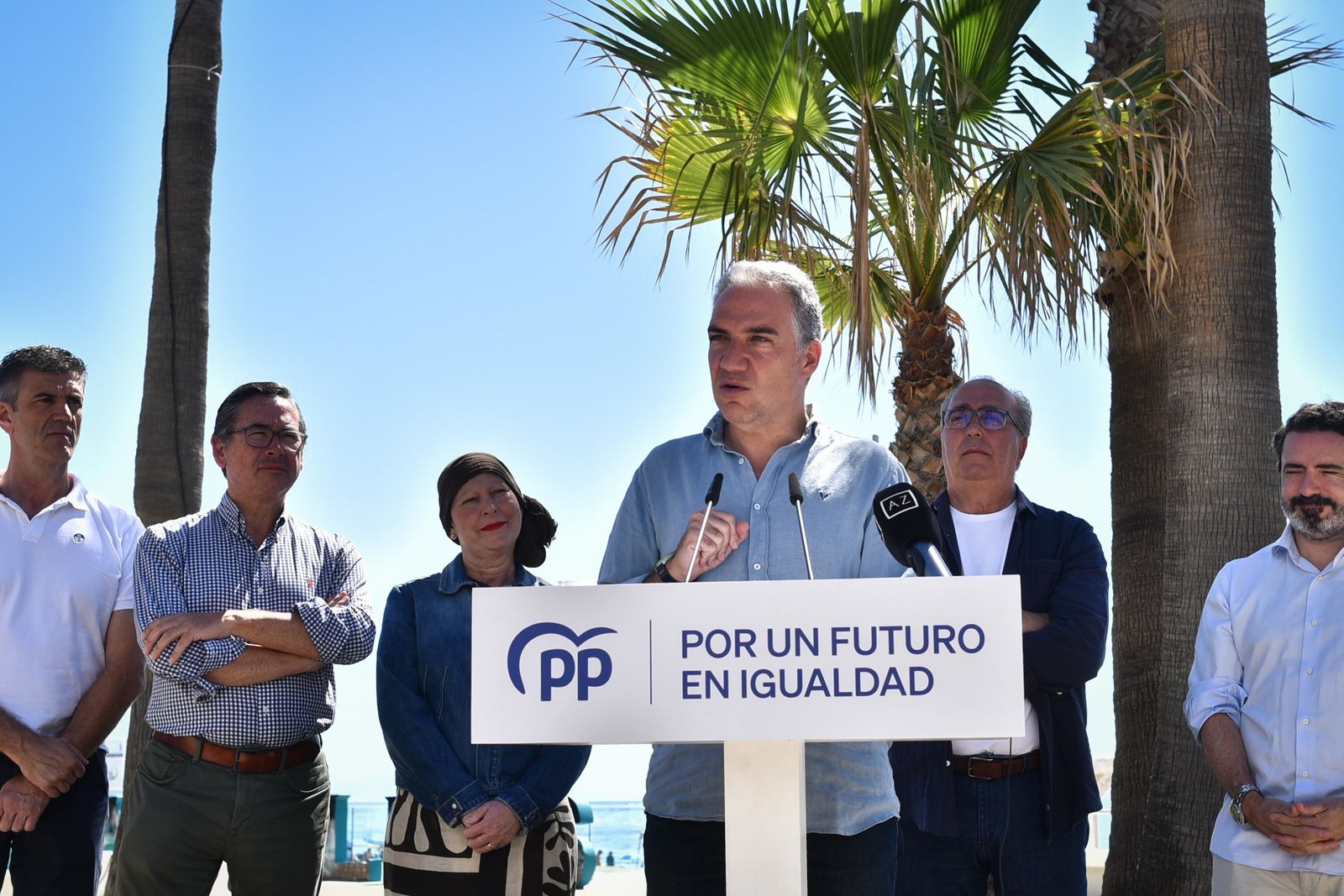 El vicesecretario de Coordianción Autonómica y Local y Análisis Electoral del PP, Elías Bendodo, atiende a los medios en el paseo marítimo de Sabinillas de la localidad malagueña de Manilva.