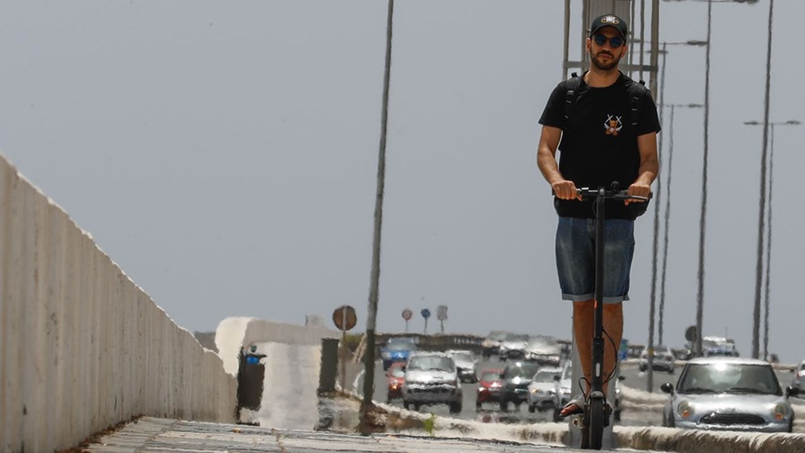 Hombre patinando con buen tiempo Hombre patinando con buen tiempo