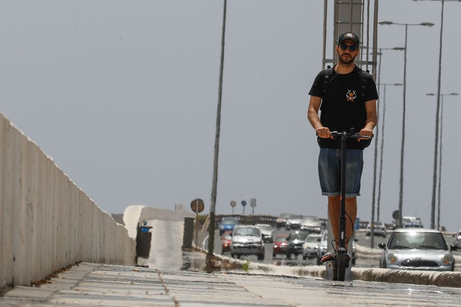 Hombre patinando con buen tiempo Hombre patinando con buen tiempo