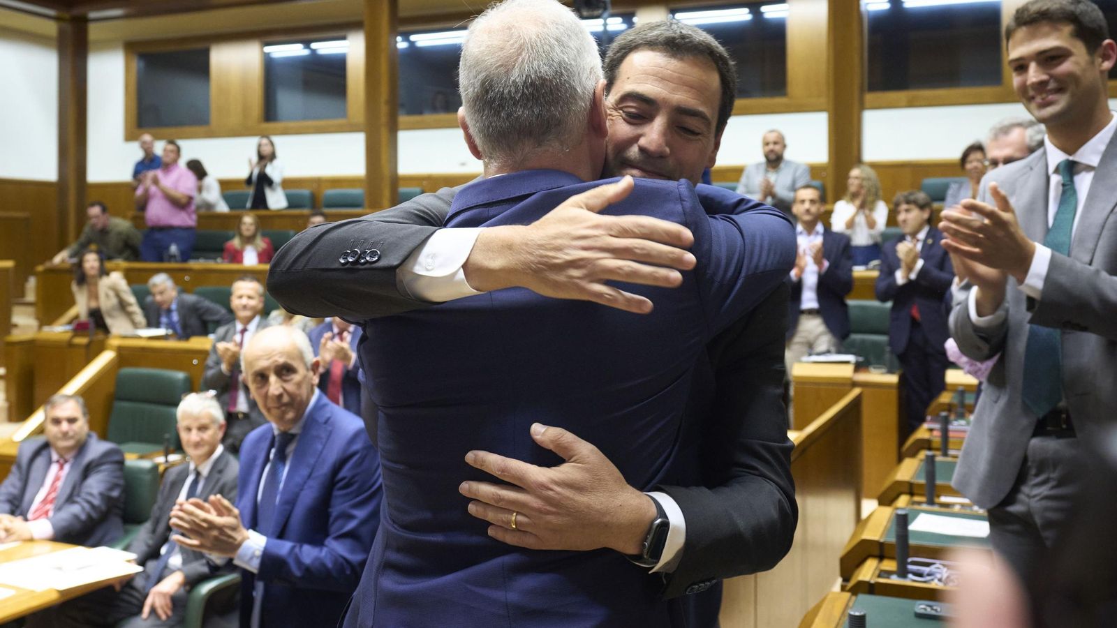 Imagen prueba recortes Imanol Pradales abrazo Imagen prueba recortes Imanol Pradales abrazo