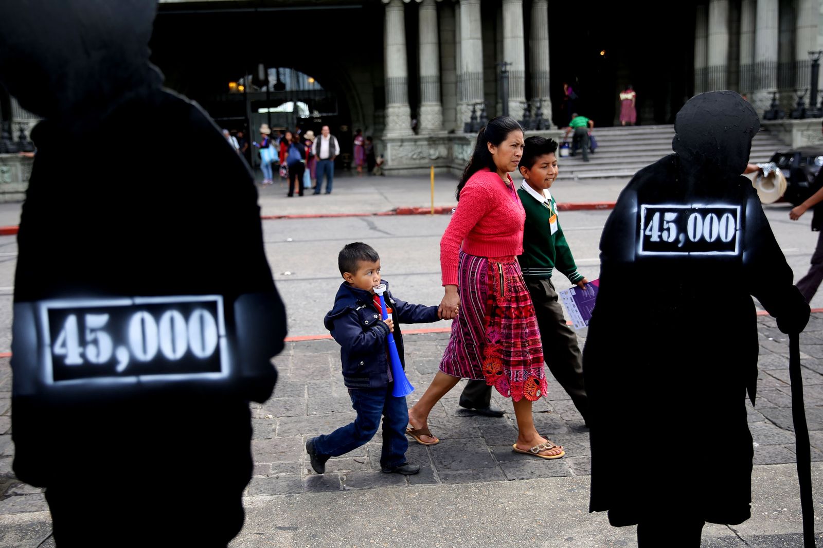 Lanzan una campaña en Guatemala para buscar a niños desaparecidos en la guerra Lanzan una campaña en Guatemala para buscar a niños desaparecidos en la guerra