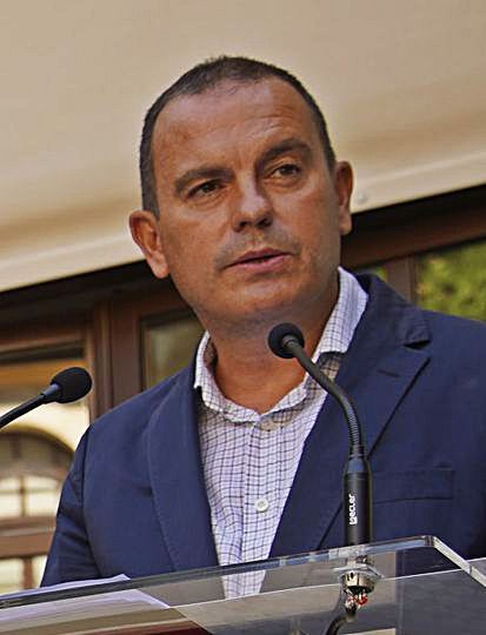 foto-persona-vertical-3.jpg foto-persona-vertical-3.jpg