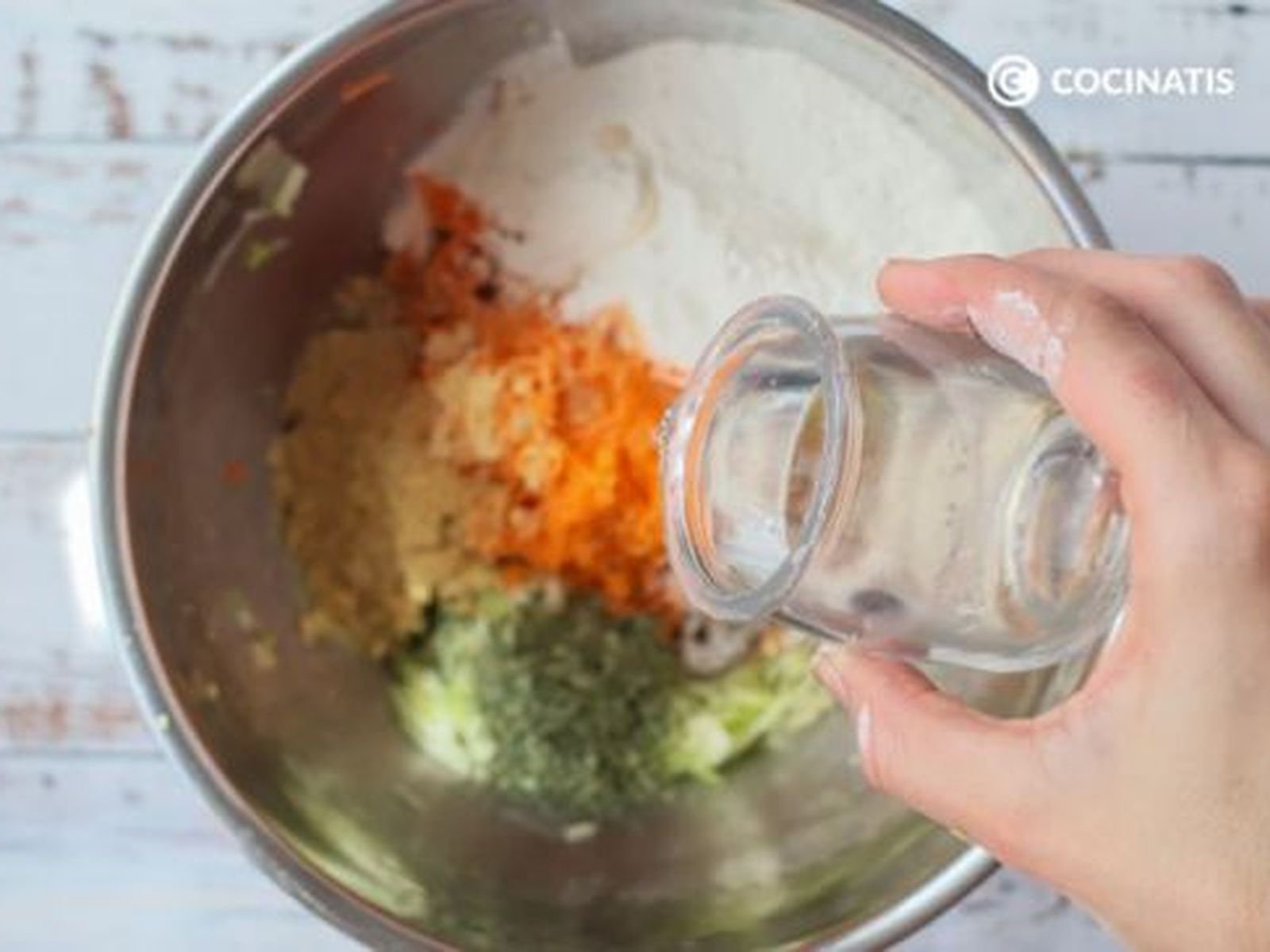 Agregamos un poco de agua a la masa Agregamos un poco de agua a la masa