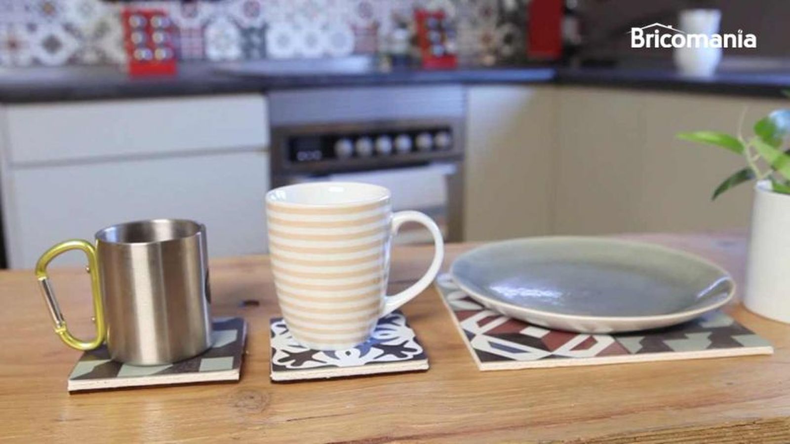 Cómo hacer posavasos reutilizando losetas autoadhesivas