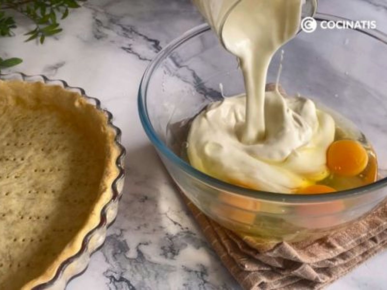 Paso 4 Mezclamos la nata con los huevos Paso 4 Mezclamos la nata con los huevos