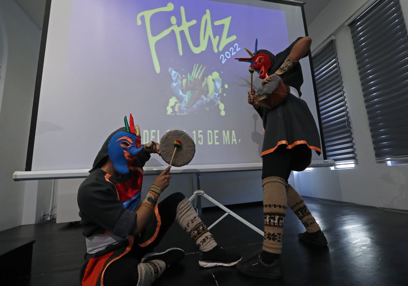 Dos kusillos, personajes de la cultura andina parecidos a los arlequines, participan en el lanzamiento de la decimotercera edición del Festival Internacional de Teatro, durante una rueda de prensa en el Centro Cultural de España (CCELP), hoy en La Paz (Bolivia). EFE/Martin Alipaz Dos kusillos, personajes de la cultura andina parecidos a los arlequines, participan en el lanzamiento de la decimotercera edición del Festival Internacional de Teatro, durante una rueda de prensa en el Centro Cultural de España (CCELP), hoy en La Paz (Bolivia). EFE/Martin Alipaz