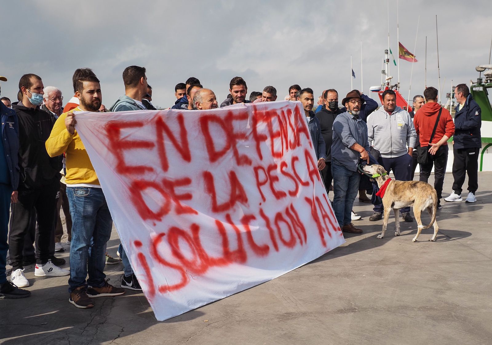 Unos 200 marineros onubenses en una concentración el pasado martes en el puerto pesquero de Isla Cristina (Huelva) para reclamar ayudas directas por el precio del combustible. EFE/Julián Pérez