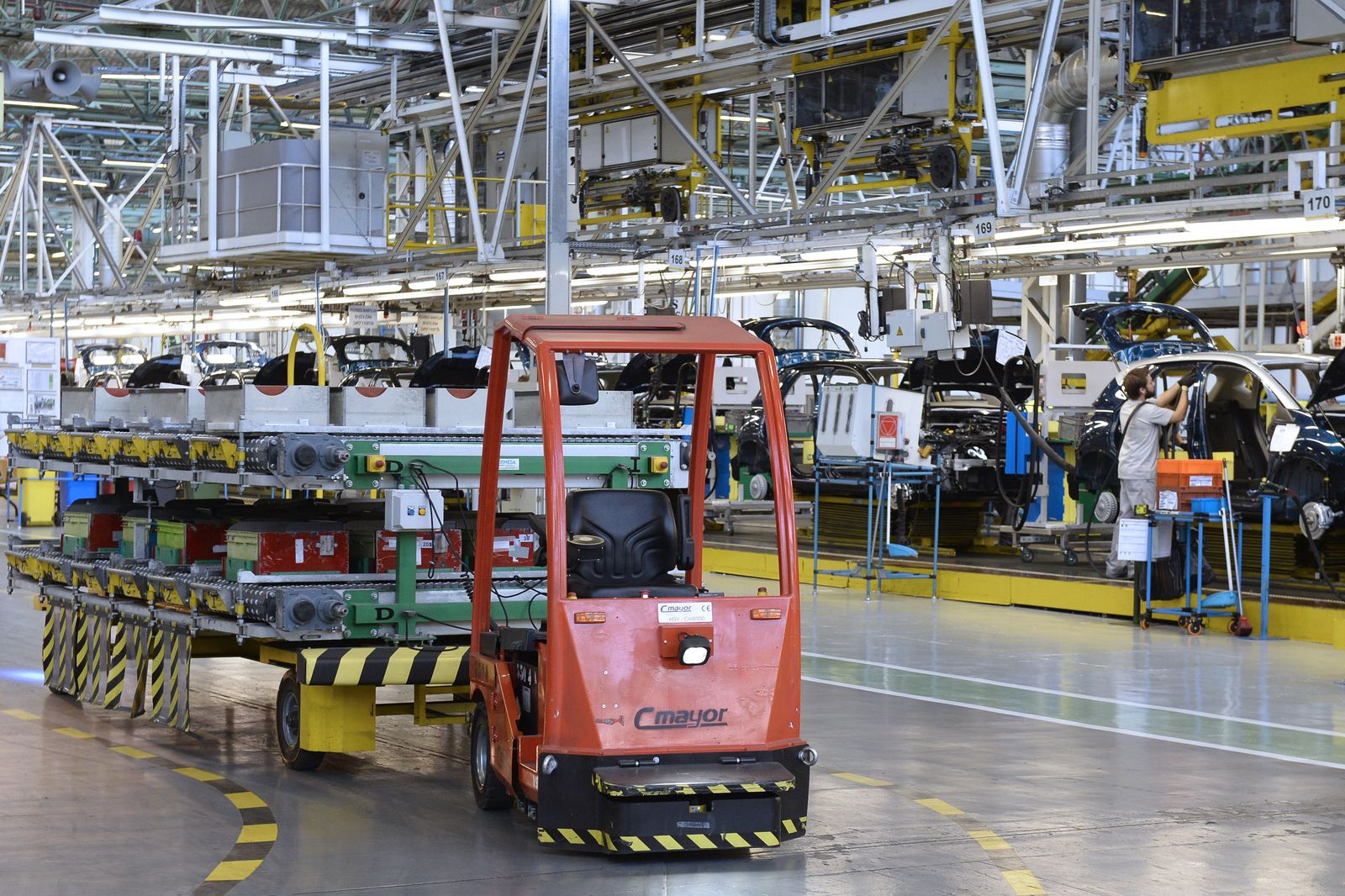 Un vehículo con guiado automático, circula por la planta del Grupo Renault en Valladolid, en una fotografía de archivo. EFE/Nacho Gallego Un vehículo con guiado automático, circula por la planta del Grupo Renault en Valladolid, en una fotografía de archivo. EFE/Nacho Gallego