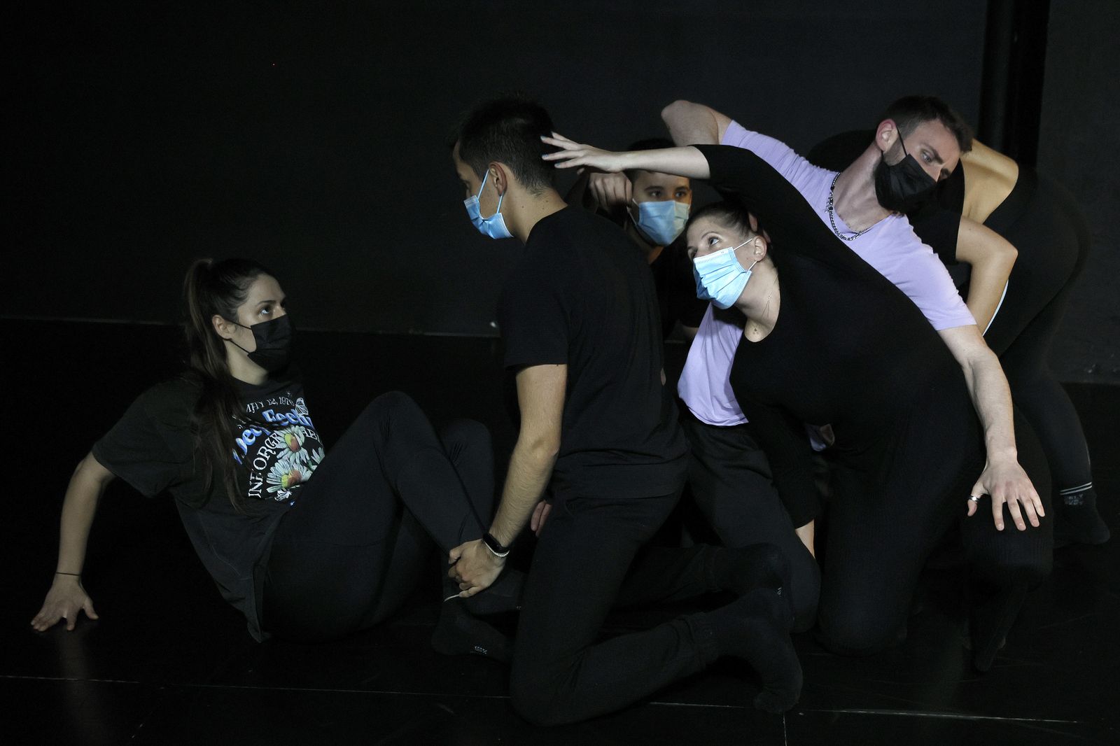 La compañía de teatro La Joven nació en 2014 y ocho años después está firmemente asentada en su propósito de iniciar a los jóvenes en su andadura en las artes escénicas desde la interpretación, a la dirección o la iluminación, además de atraer al teatro a un público de menor edad. EFE/Chema Moya La compañía de teatro La Joven nació en 2014 y ocho años después está firmemente asentada en su propósito de iniciar a los jóvenes en su andadura en las artes escénicas desde la interpretación, a la dirección o la iluminación, además de atraer al teatro a un público de menor edad. EFE/Chema Moya