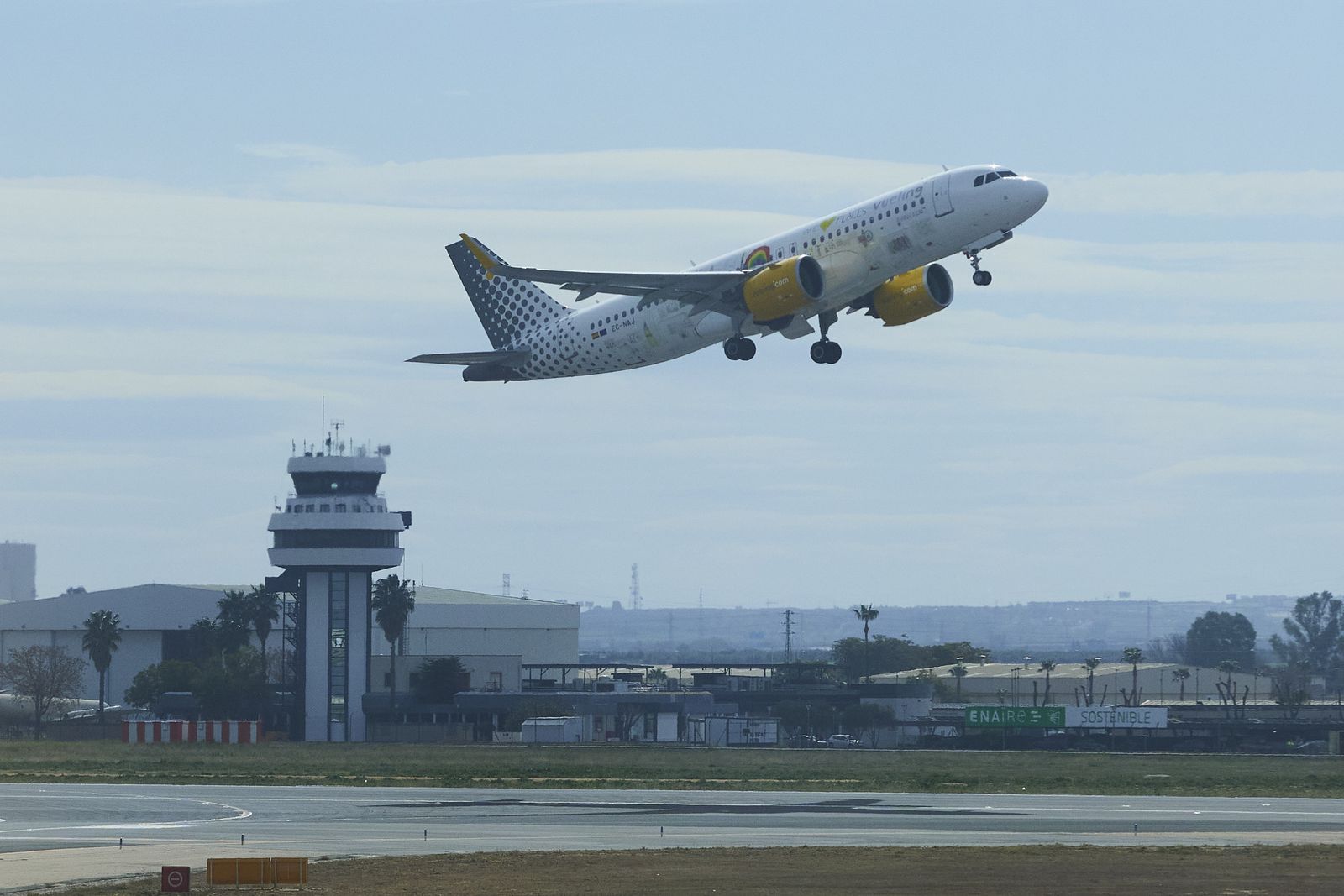 Un avión despegando en el aeropuerto de Sevilla. Un avión despegando en el aeropuerto de Sevilla.