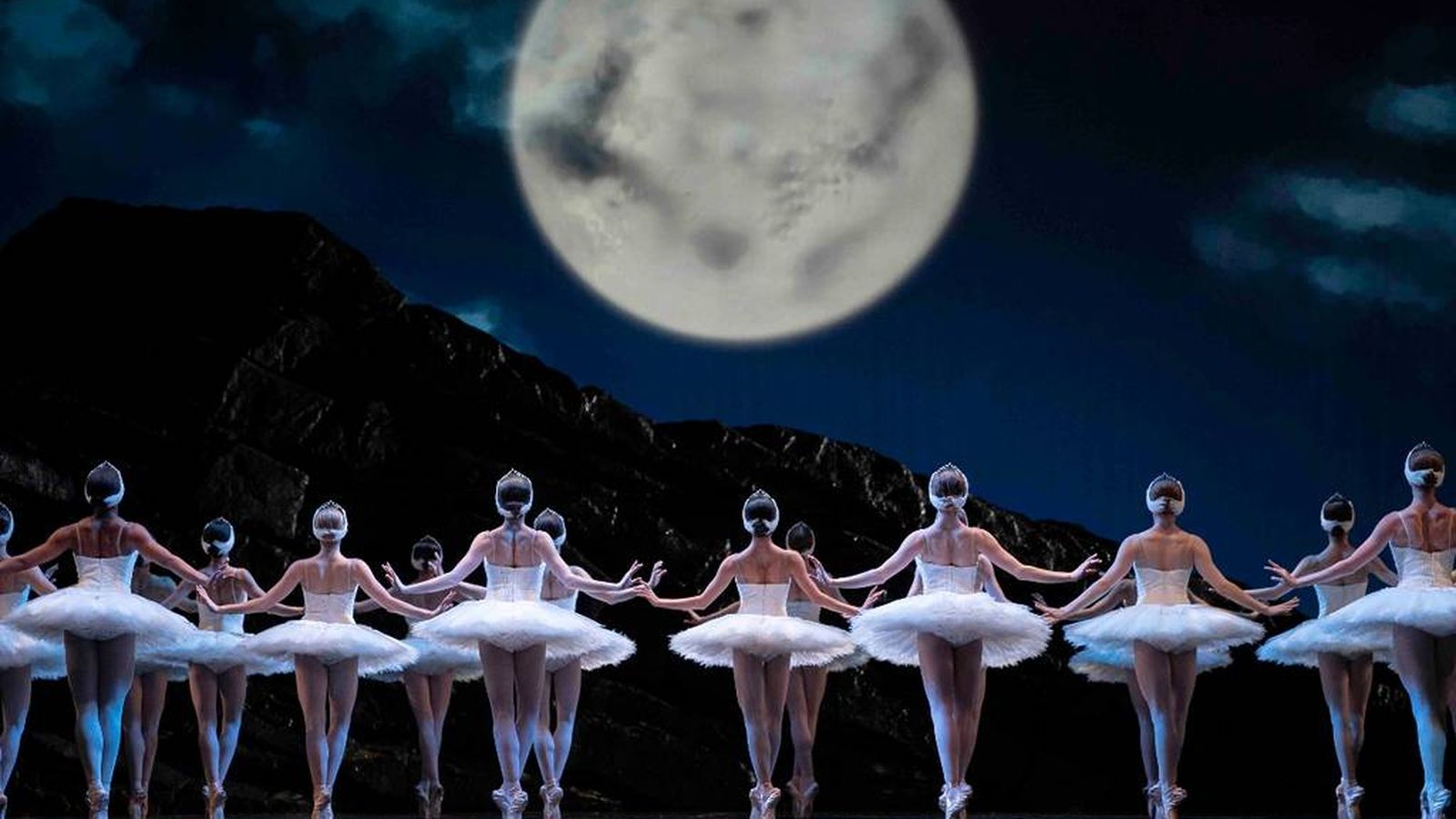 San Francisco Ballet in Tomasson's Swan Lake // © Erik Tomasson