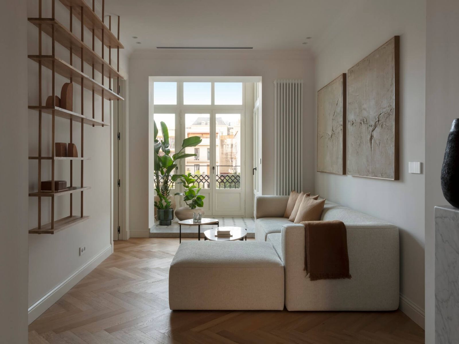 El sofá chaise long blanco es el gran protagonista de este salón 0G6A9421_01-Personalizado.jpg