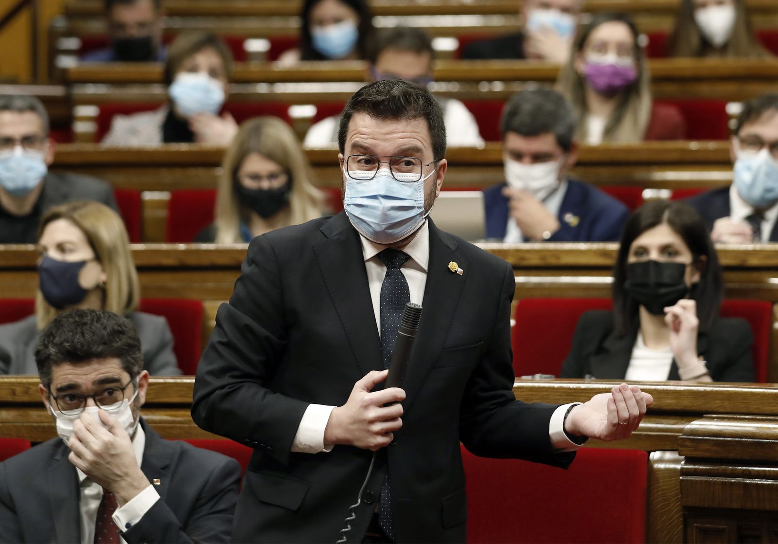 El presidente de la Generalitat, Pere Aragonès, durante la sesión de control al Govern que se celebra en el Parlament de Cataluña. EFE/Andreu Dalmau. El presidente de la Generalitat, Pere Aragonès, durante la sesión de control al Govern que se celebra en el Parlament de Cataluña. EFE/Andreu Dalmau.