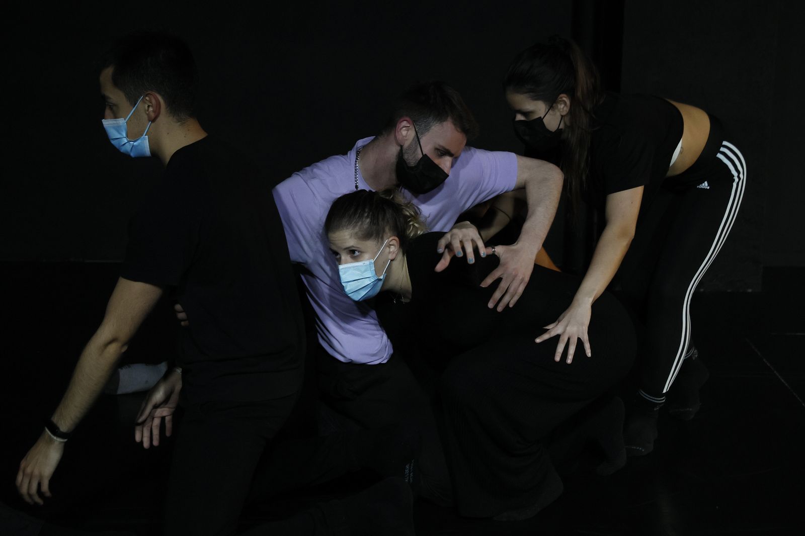 La compañía de teatro La Joven nació en 2014 y ocho años después está firmemente asentada en su propósito de iniciar a los jóvenes en su andadura en las artes escénicas desde la interpretación, a la dirección o la iluminación, además de atraer al teatro a un público de menor edad. EFE/Chema Moya La compañía de teatro La Joven nació en 2014 y ocho años después está firmemente asentada en su propósito de iniciar a los jóvenes en su andadura en las artes escénicas desde la interpretación, a la dirección o la iluminación, además de atraer al teatro a un público de menor edad. EFE/Chema Moya