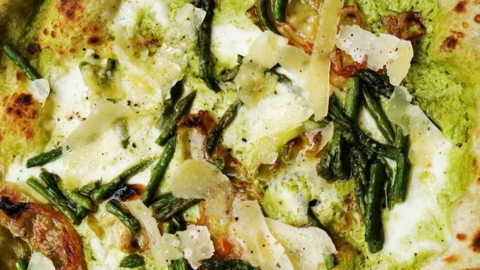 Pizza de crema de calabacín, huevo y espárragos verdes pizza de calabacín y espárragos verdes