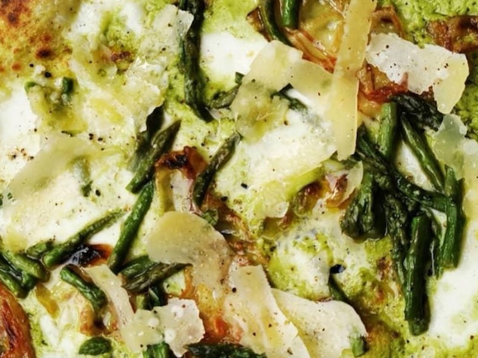 Pizza de crema de calabacín, huevo y espárragos verdes pizza de calabacín y espárragos verdes