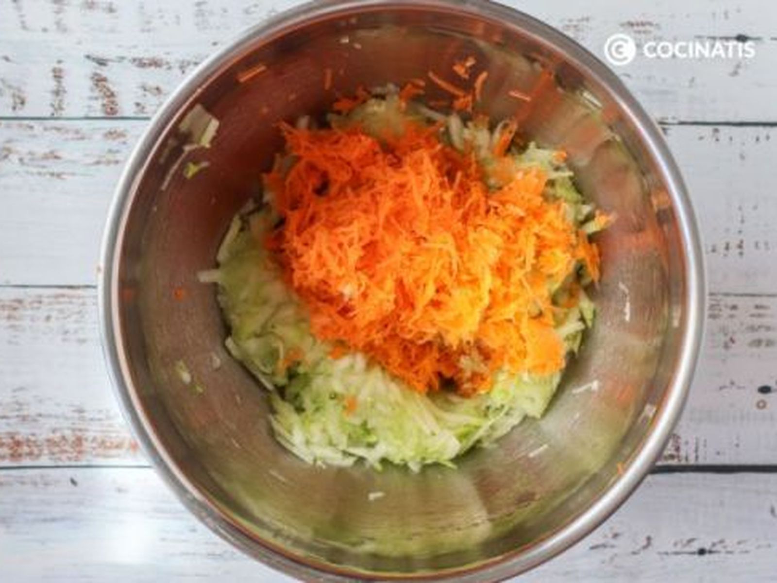 Agregamos la zanahoria rallada con el calabacín Agregamos la zanahoria rallada con el calabacín