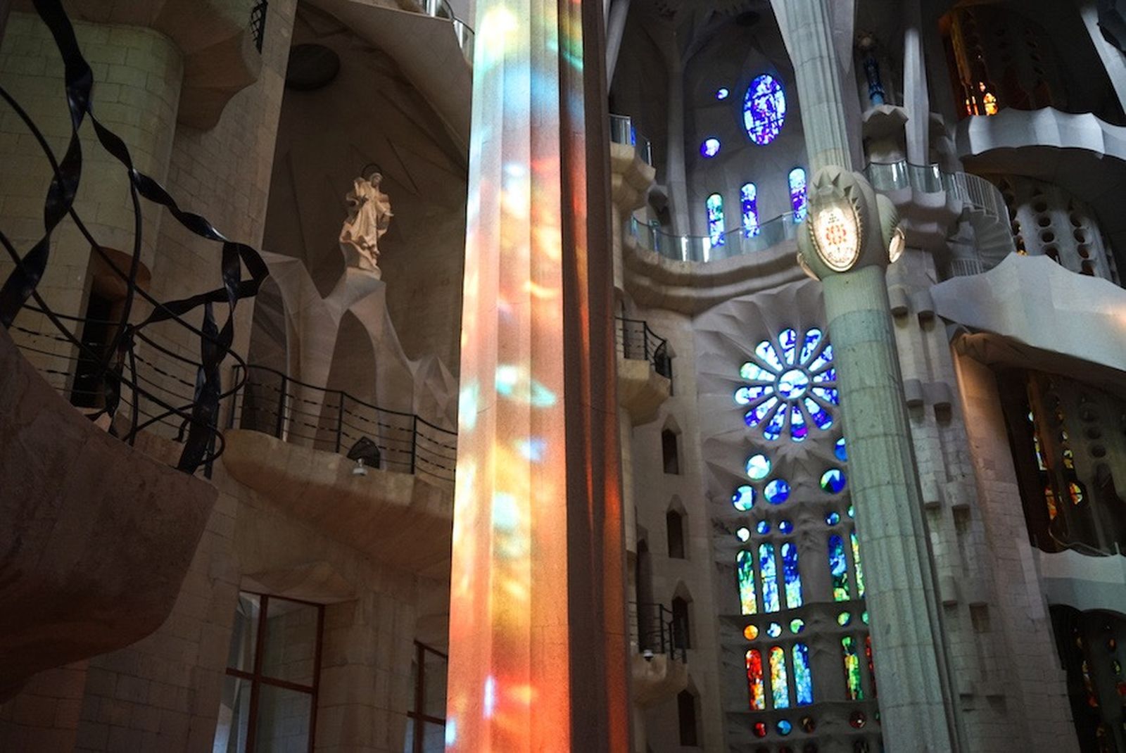 catalunya-barcelona-sagrada-familia-vidrieras-luces