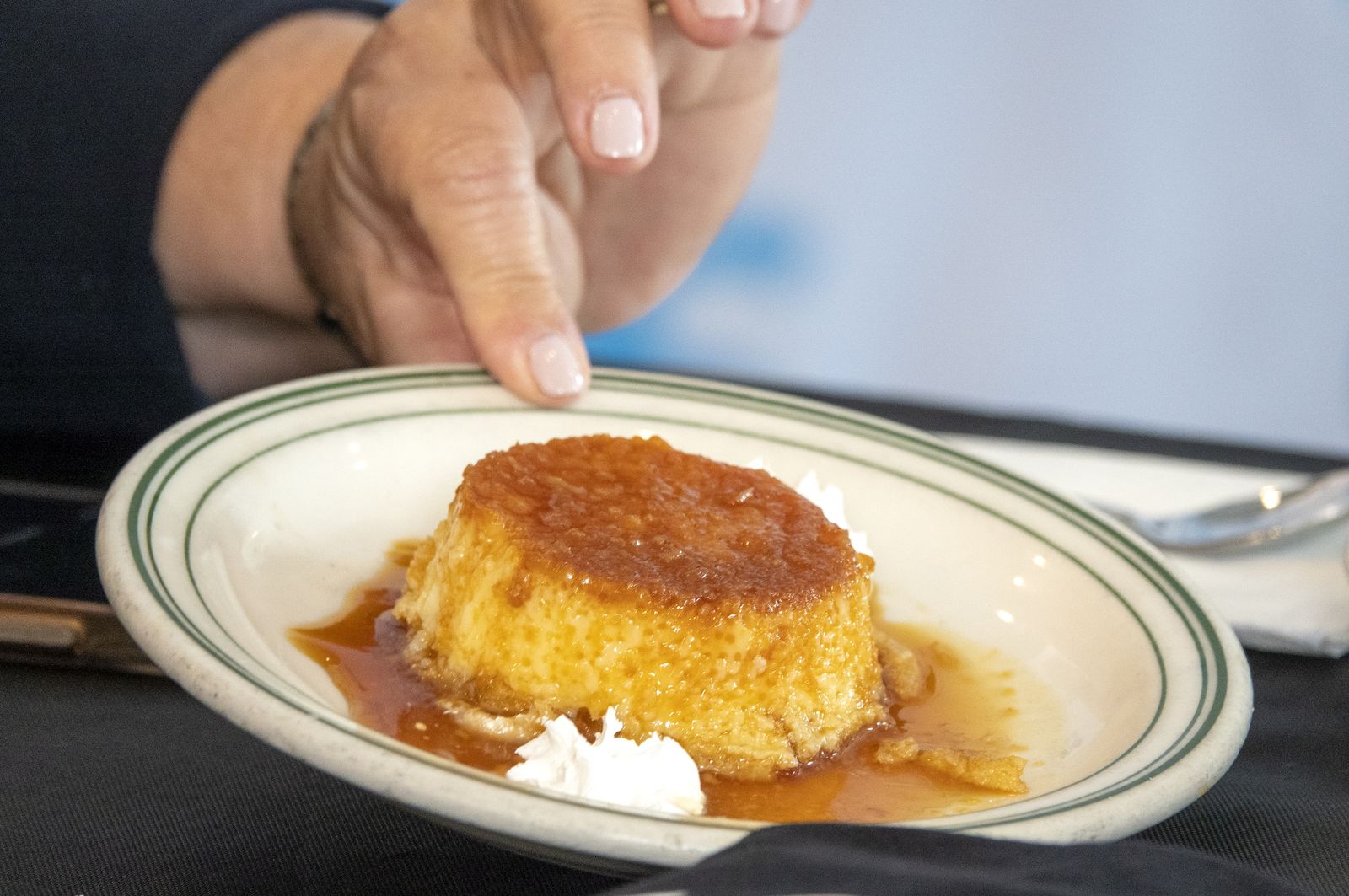 Una persona sostiene un plato con un Flan durante el acto de proclamación del Flan como postre oficial del condado de Miami-Dade, en el restaurante Versailles de Miami, Florida. EFE/EPA/CRISTOBAL HERRERA-ULASHKEVICH Una persona sostiene un plato con un Flan durante el acto de proclamación del Flan como postre oficial del condado de Miami-Dade, en el restaurante Versailles de Miami, Florida. EFE/EPA/CRISTOBAL HERRERA-ULASHKEVICH