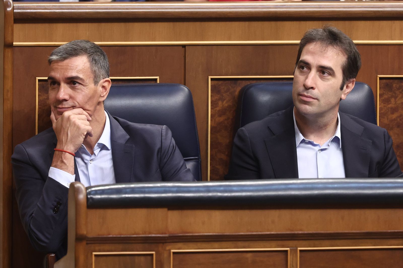 El presidente del Gobierno, Pedro Sánchez (i), y el vicepresidente primero y ministro de Economía, Comercio y Empresa, Carlos Cuerpo (d).