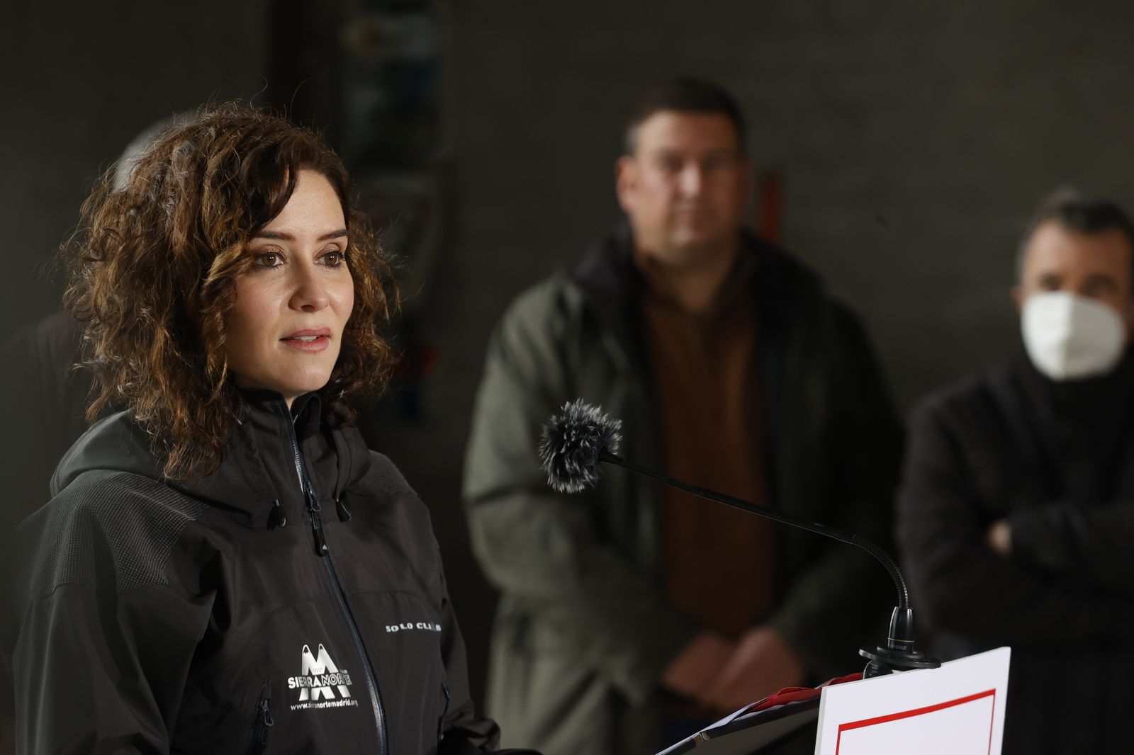 La presidenta de la Comunitat de Madrid, Isabel Díaz Ayuso, durant la seva visita aquest divendres a l'explotació agropecuària El Espino de Brunete. EFE/Zipi