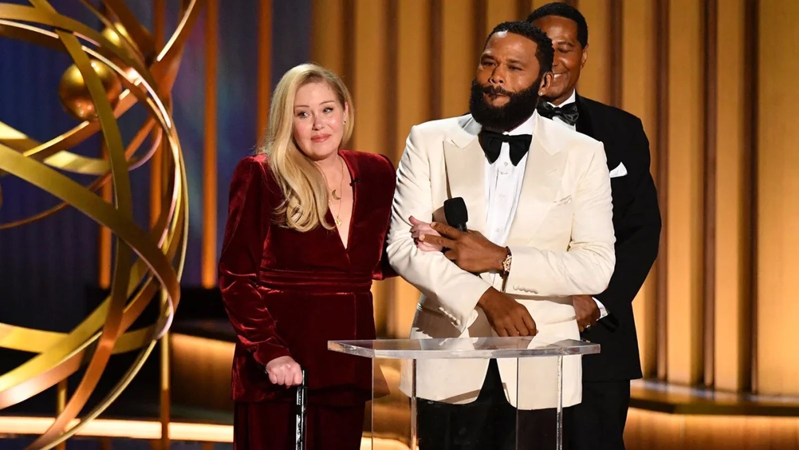 Christina Applegate reapareix als Globus d'Or després del seu accident applegate golden globes