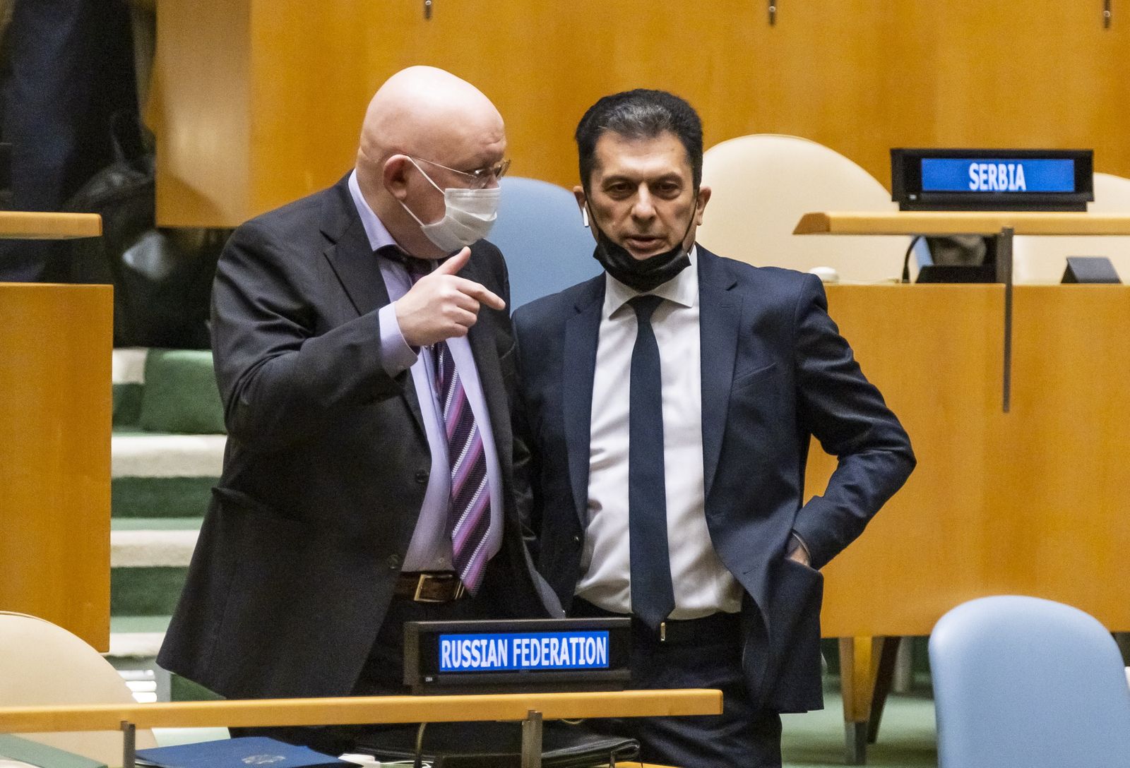 El embajador de Rusia ante la ONU, Vassily Nebenzia (i) conversa con un diplomático durante una reunión de la Asamblea General de las Naciones Unidas donde los países miembros debatirán y votarán resoluciones que denuncian la crisis humanitaria en Ucrania, este 24 de marzo de 2022. EFE/Justin Lane El embajador de Rusia ante la ONU, Vassily Nebenzia (i) conversa con un diplomático durante una reunión de la Asamblea General de las Naciones Unidas donde los países miembros debatirán y votarán resoluciones que denuncian la crisis humanitaria en Ucrania, este 24 de marzo de 2022. EFE/Justin Lane