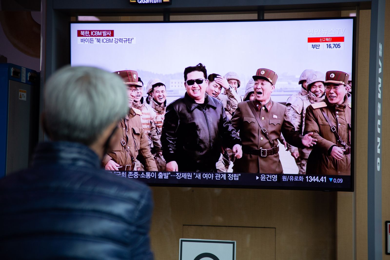 Un hombre sigue en Seúl las noticias en televisión sobre el lanzamiento de un misil por parte de Corea de Norte. EFE/EPA/JEON HEON-KYUN Un hombre sigue en Seúl las noticias en televisión sobre el lanzamiento de un misil por parte de Corea de Norte. EFE/EPA/JEON HEON-KYUN