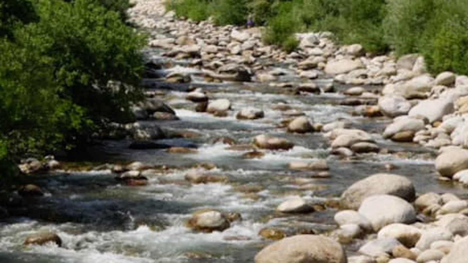 Río a su paseo por Candeleda Río a su paseo por Candeleda