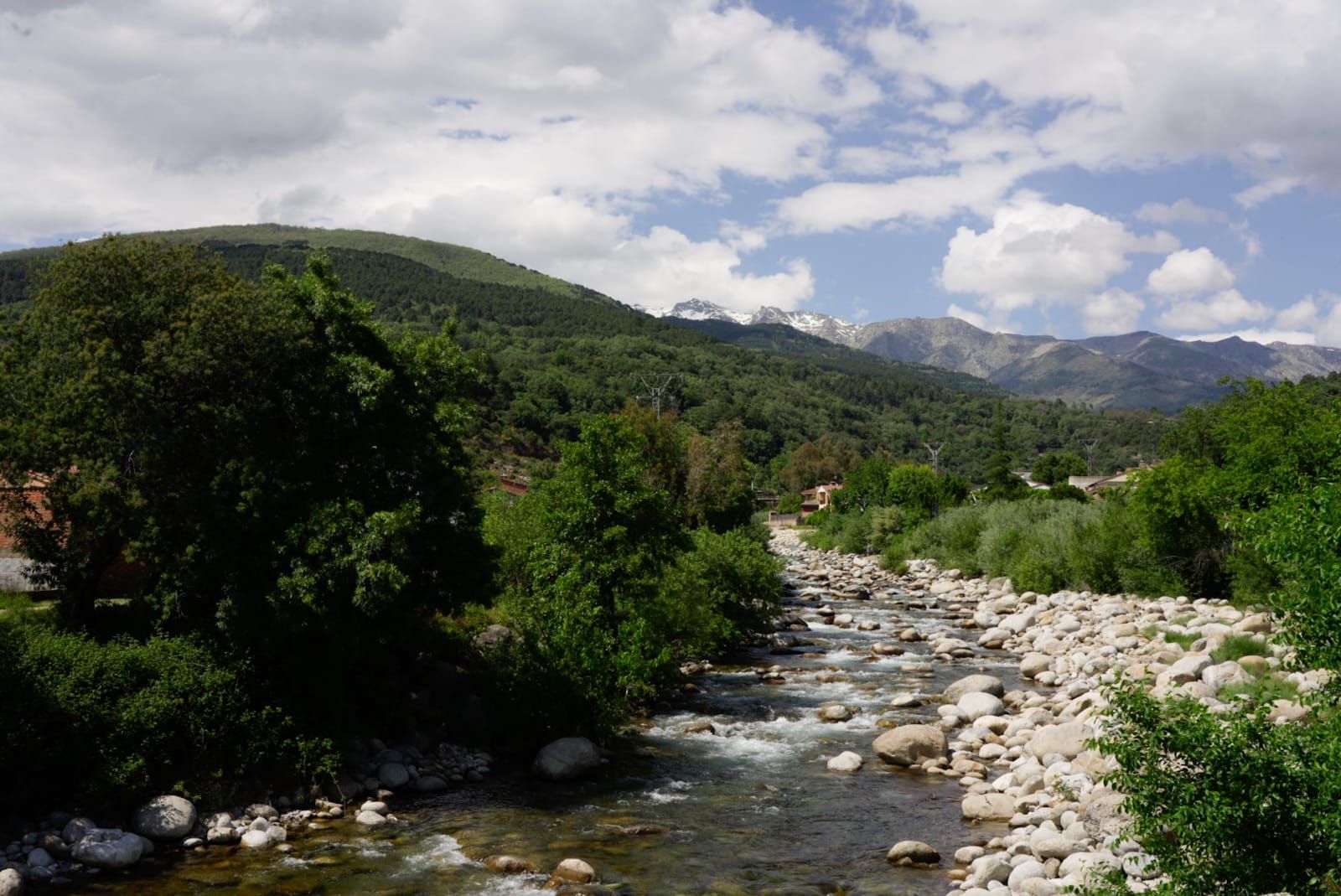Río a su paseo por Candeleda Río a su paseo por Candeleda