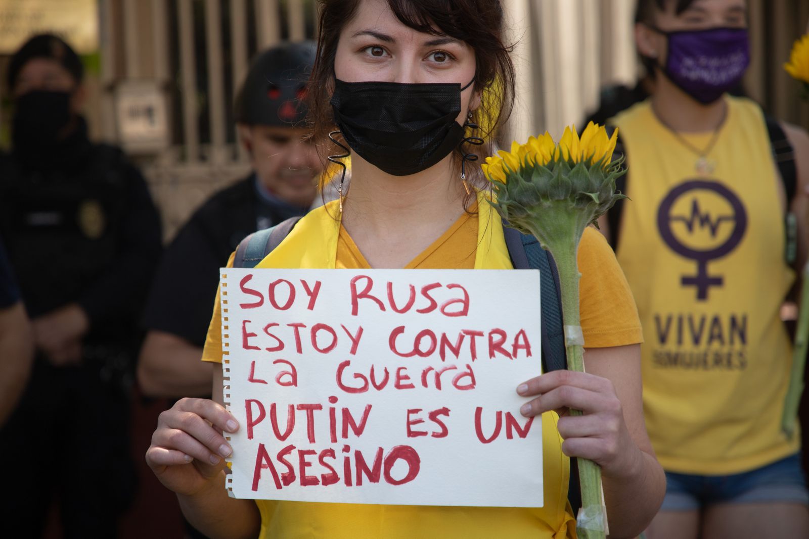 Decenas de activistas exigen ante Embajada rusa en México el fin de la guerra