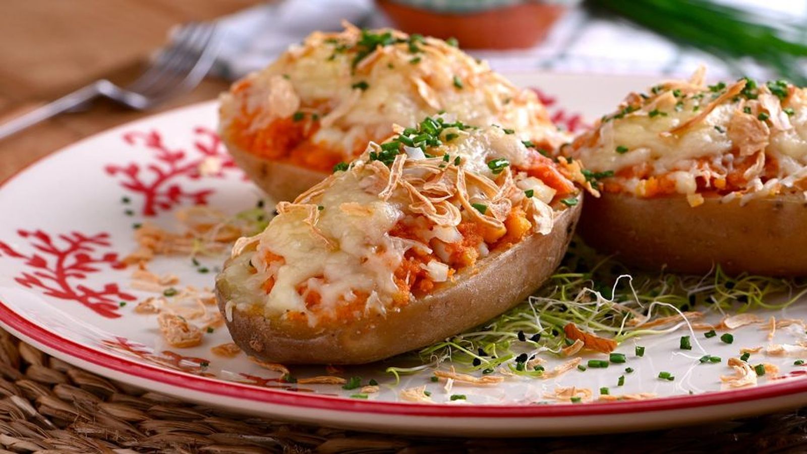 Patatas rellenas de sobrasada, queso y cebolla crispy