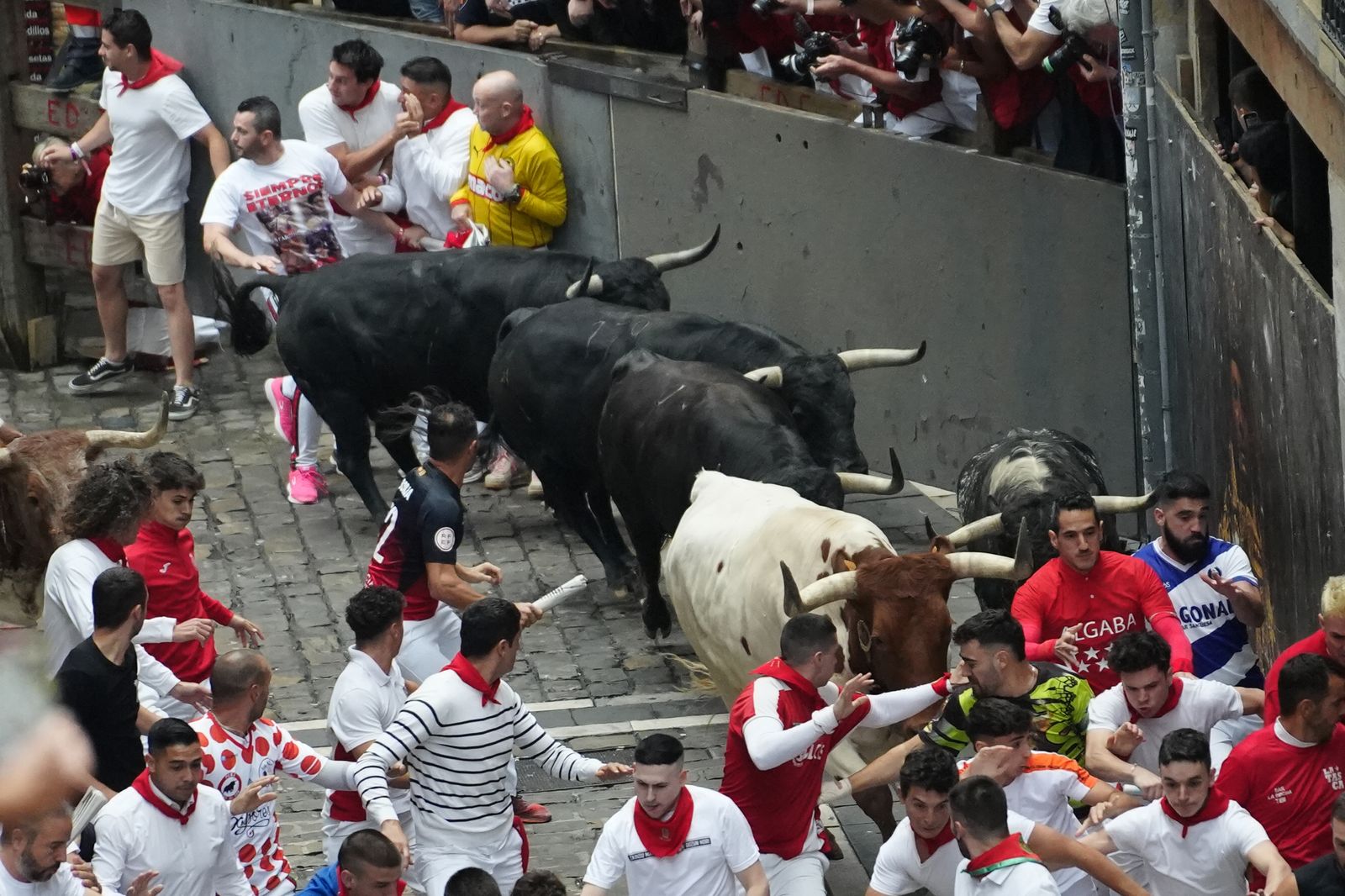 Mozos son perseguidos por toros de Victoriano del Río en el tercer encierro de los Sanfermines este martes, en Pamplona. EFE/Ainhoa Tejerina Mozos son perseguidos por toros de Victoriano del Río en el tercer encierro de los Sanfermines este martes, en Pamplona. EFE/Ainhoa Tejerina