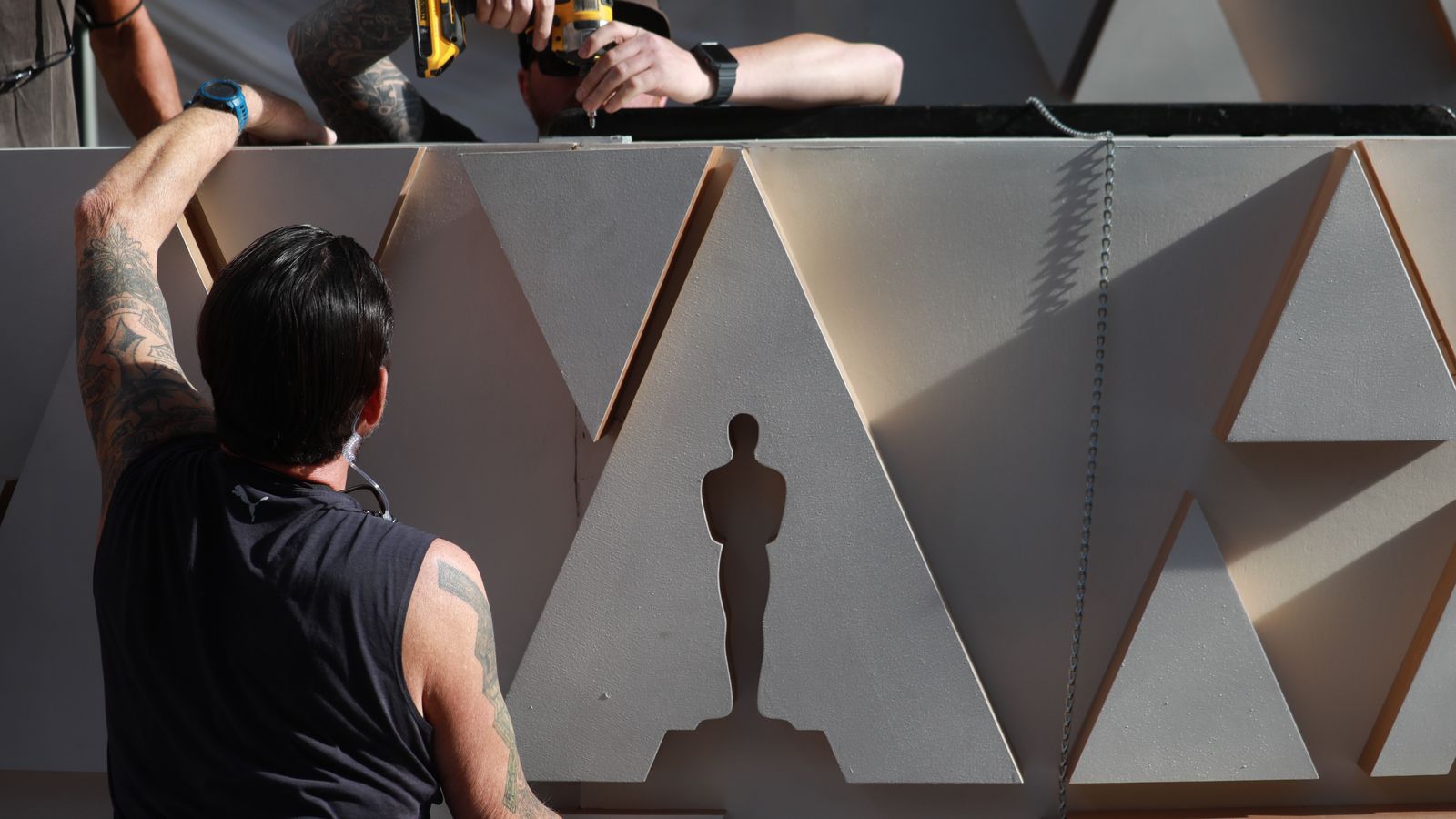 Un par de trabajadores el pasado miércoles en los preparativos para adecuar la entrada del teatro Dolby, sede de la ceremonia 94 de los Premios Óscar, en Hollywood (California, EE.UU). EFE/EPA/David Swanson Un par de trabajadores el pasado miércoles en los preparativos para adecuar la entrada del teatro Dolby, sede de la ceremonia 94 de los Premios Óscar, en Hollywood (California, EE.UU). EFE/EPA/David Swanson