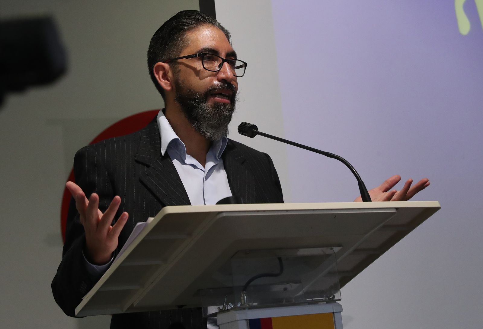 Bernardo Arancibia, director y actor boliviano, habla durante el lanzamiento de la decimotercera edición del Festival Internacional de Teatro, durante una rueda de prensa en el Centro Cultural de España (CCELP), hoy en La Paz (Bolivia). EFE/Martin Alipaz Bernardo Arancibia, director y actor boliviano, habla durante el lanzamiento de la decimotercera edición del Festival Internacional de Teatro, durante una rueda de prensa en el Centro Cultural de España (CCELP), hoy en La Paz (Bolivia). EFE/Martin Alipaz