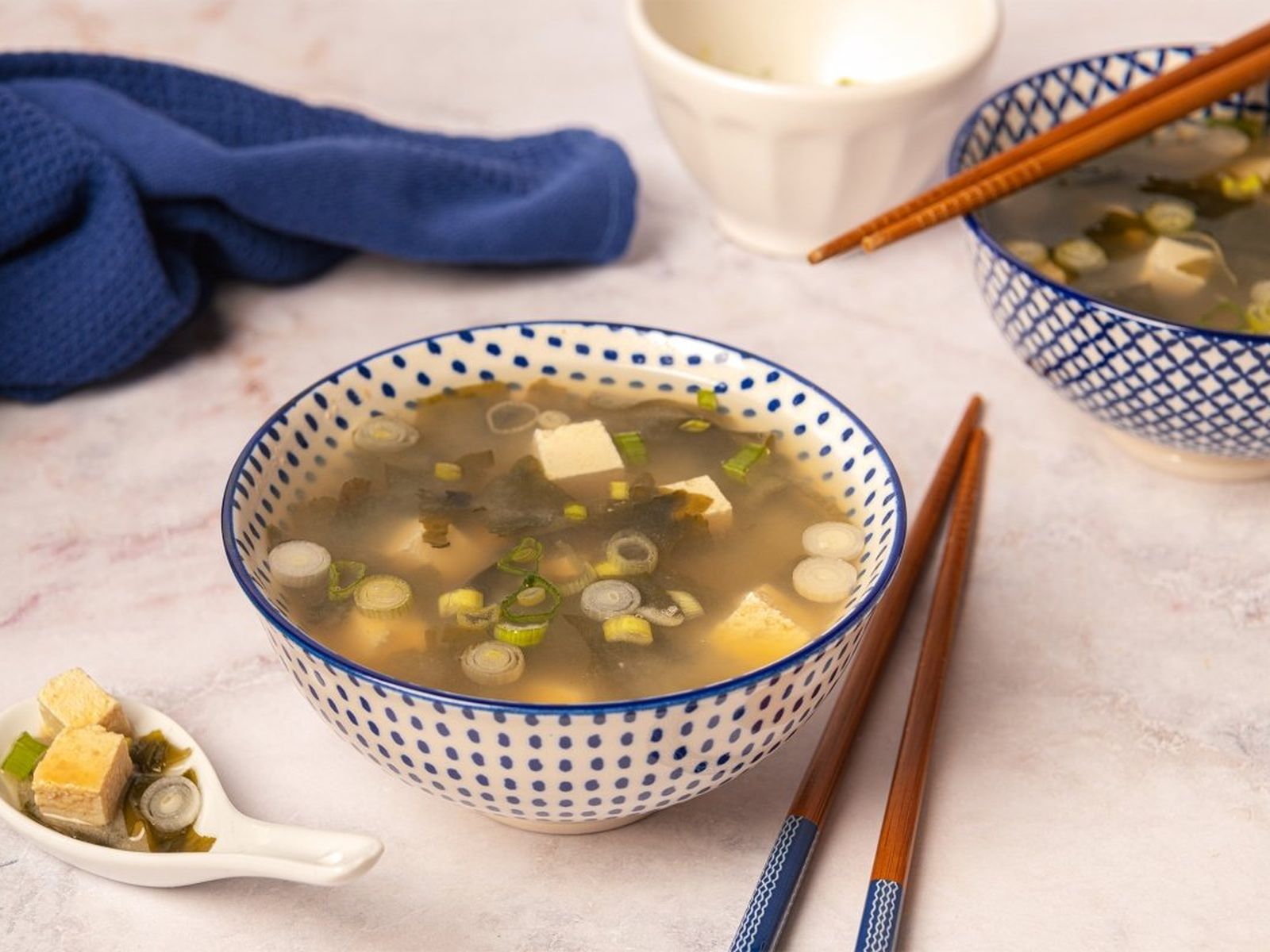 Sopa de miso lista para comer dos cuencos de sopa de miso