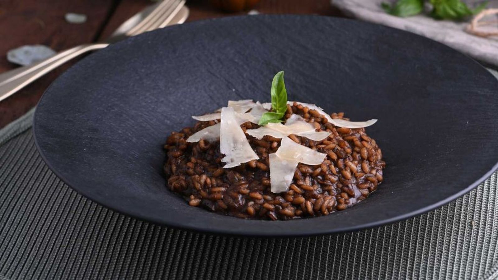 Risotto de ajo negro con lascas de queso