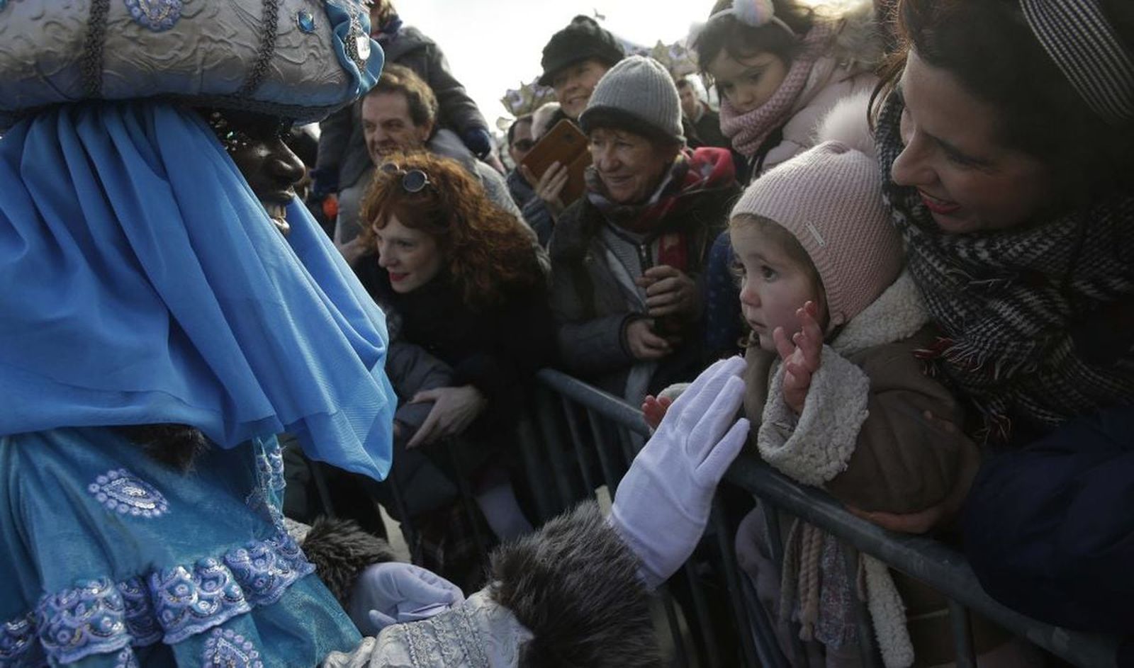 El rey Baltasar saluda a una niña durante la cabalgata de San Sebastián del año pasado El rey Baltasar saluda a una niña durante la cabalgata de San Sebastián del año pasado