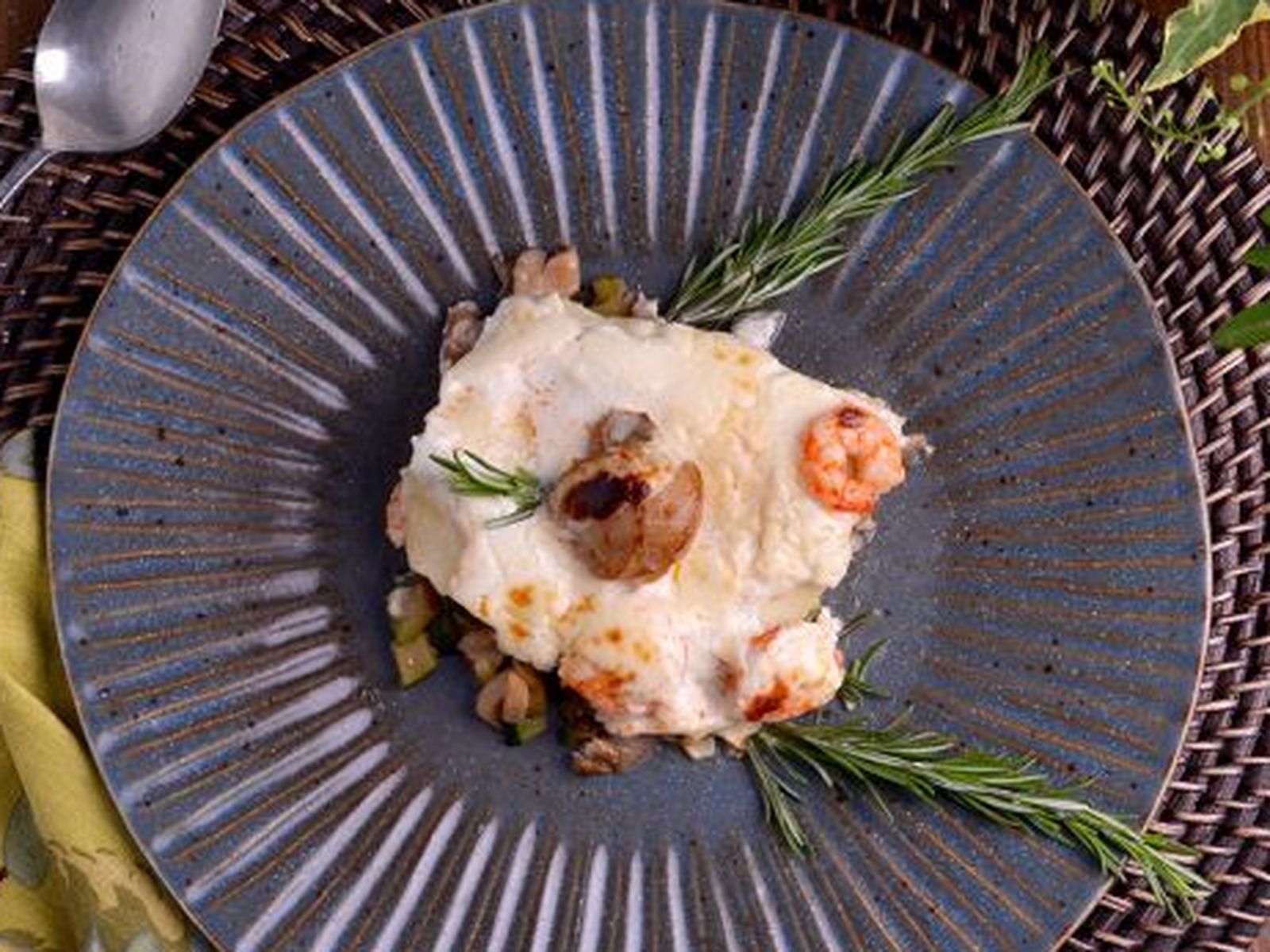 Lasaña gratinada de marisco con queso parmesano Lasaña gratinada de marisco con queso parmesano