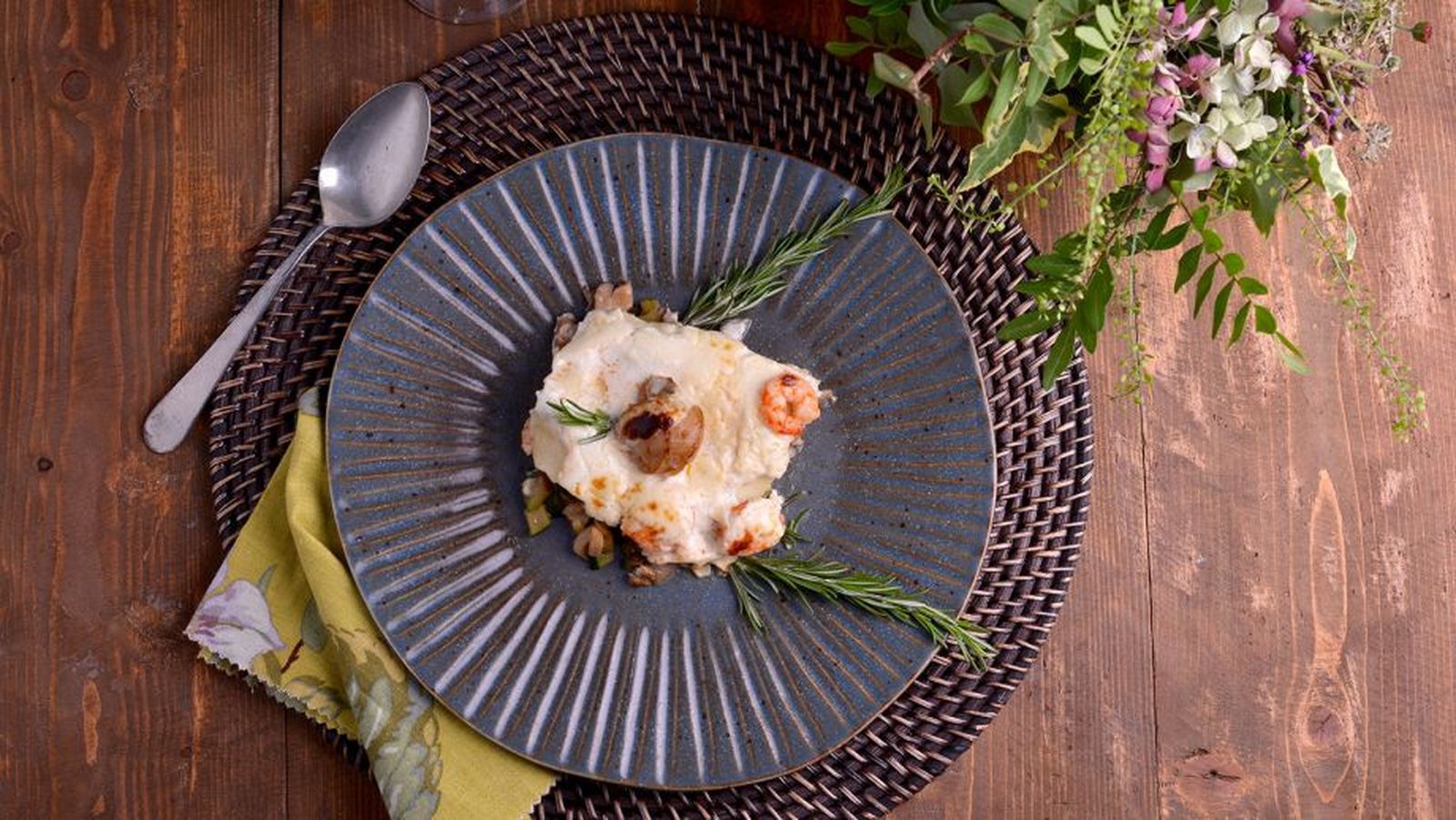 Lasaña gratinada de marisco con queso parmesano