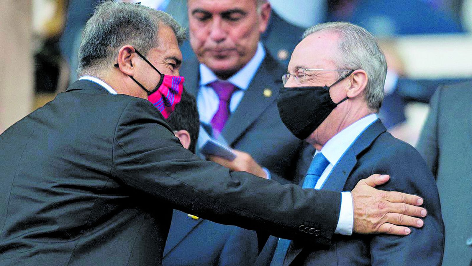 El presidente del Barça Joan Laporta saluda al presidente blanco Florentino Pérez El presidente del Barça Joan Laporta saluda al presidente blanco Florentino Pérez