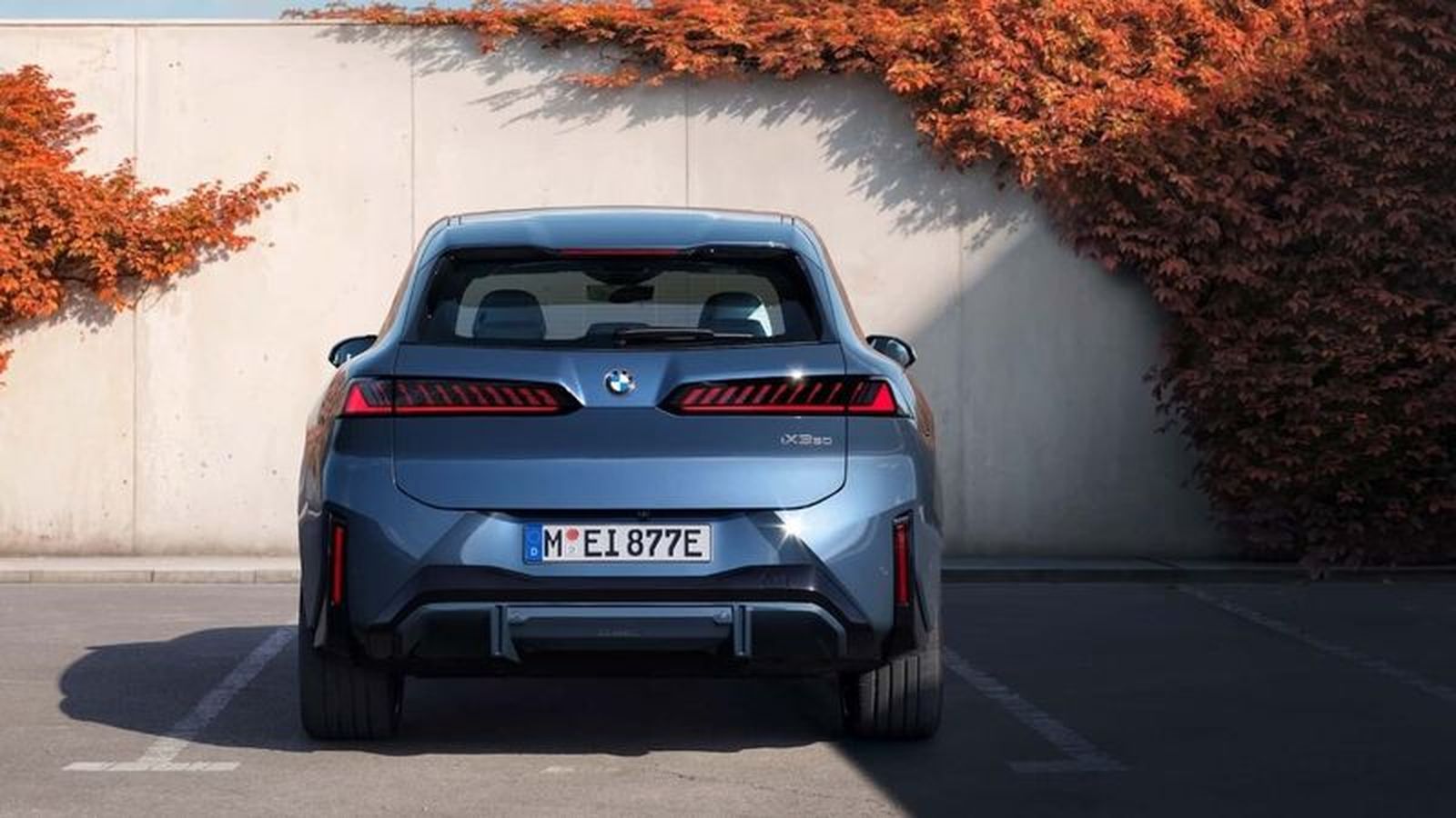 Los pilotos mantienen la característica forma en L típica de BMW