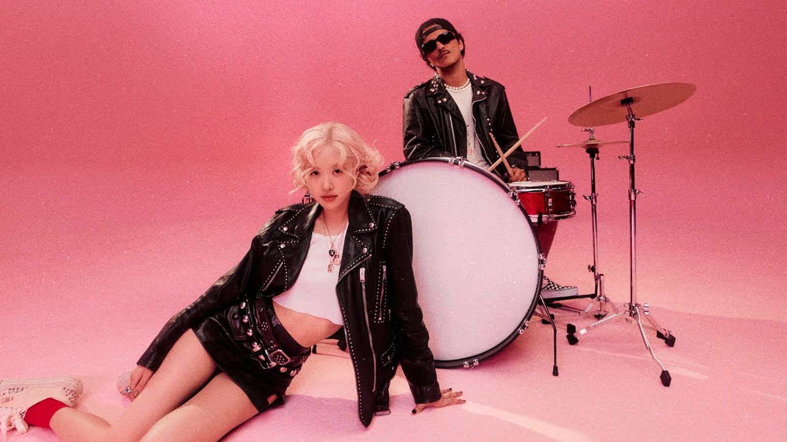 ROSÉ & Bruno Mars - APT. (Official Music Video) ROSÉ & Bruno Mars - APT. (Official Music Video)