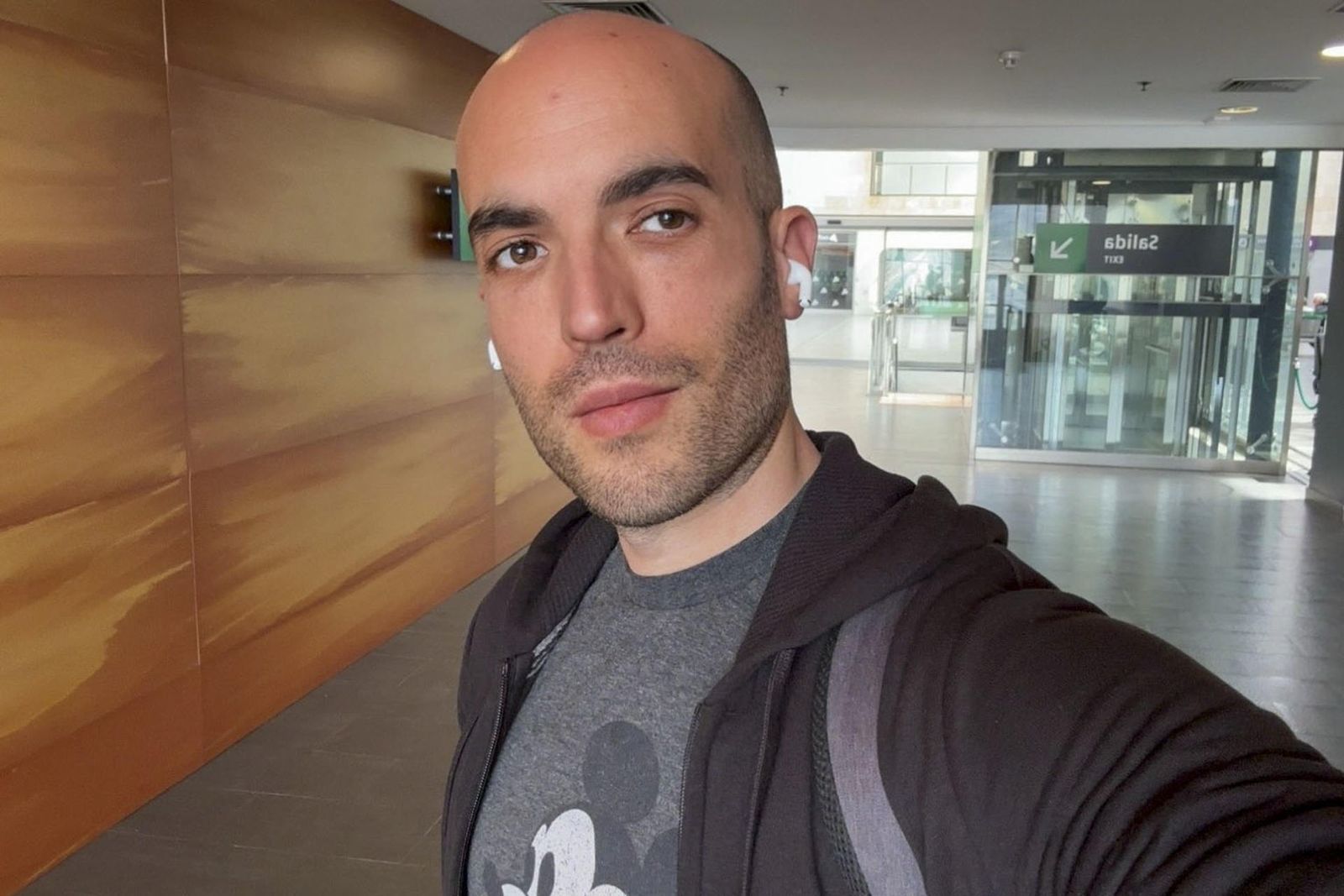 David Armenteros, coordinador de Educación de la FELGTBI+ y profesor de matemáticas, en una imagen cedida. El colegio es, tras la calle, el segundo lugar donde más acoso, agresiones o discriminaciones sufren las personas LGTBI. Los centros escolares aún deben hacer un largo camino para dejar atrás los discursos de odio y la LGTBI-fobia y convertirse en lugares seguros tanto para el alumnado como para el profesorado con orientación sexual o identidad de género no normativas. EFE/ David Armenteros SOLO USO EDITORIAL/SOLO DISPONIBLE PARA ILUSTRAR LA NOTICIA QUE ACOMPAÑA (CRÉDITO OBLIGATORIO)