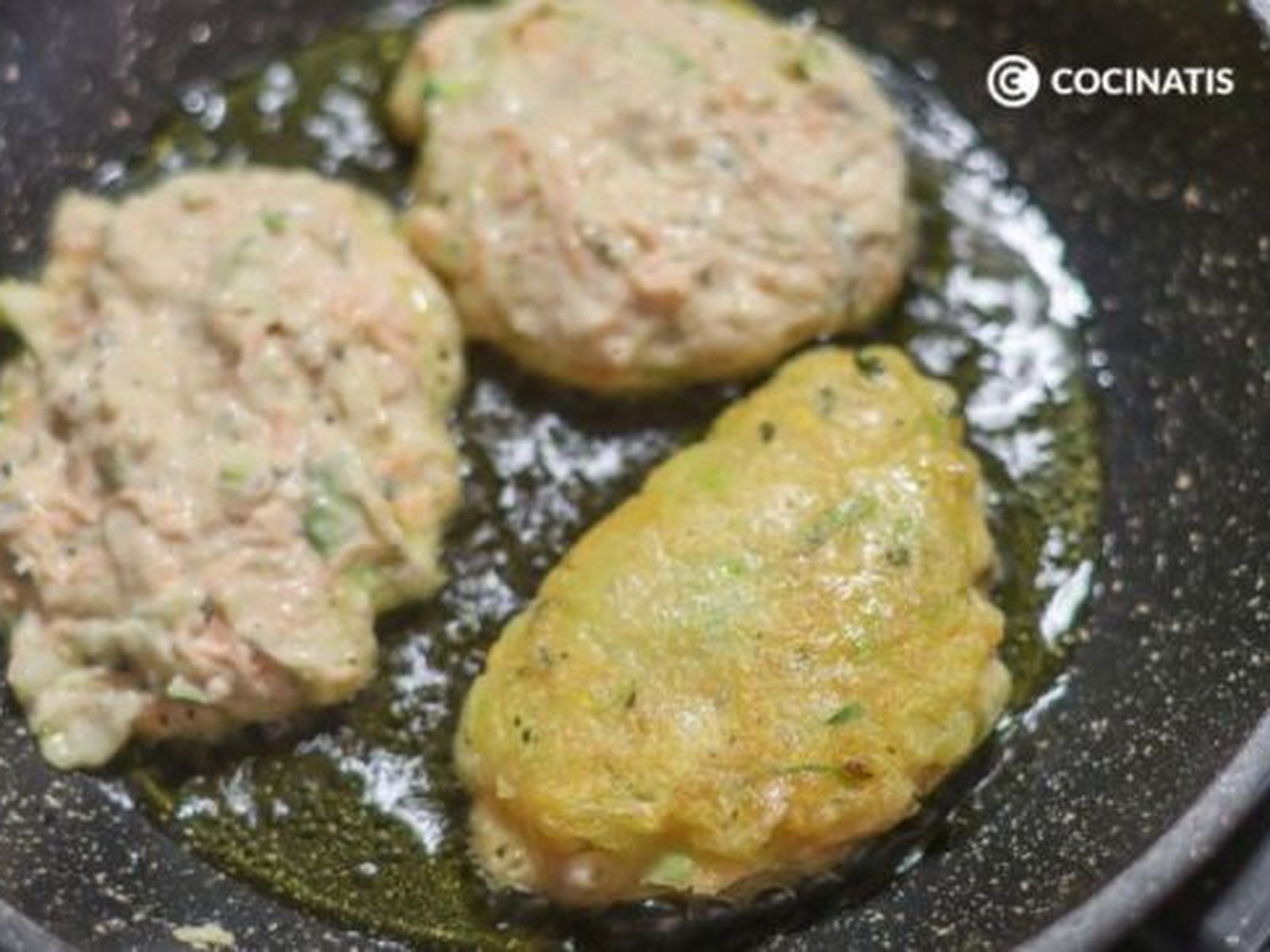 Freímos los buñuelos en una sartén Freímos los buñuelos en una sartén