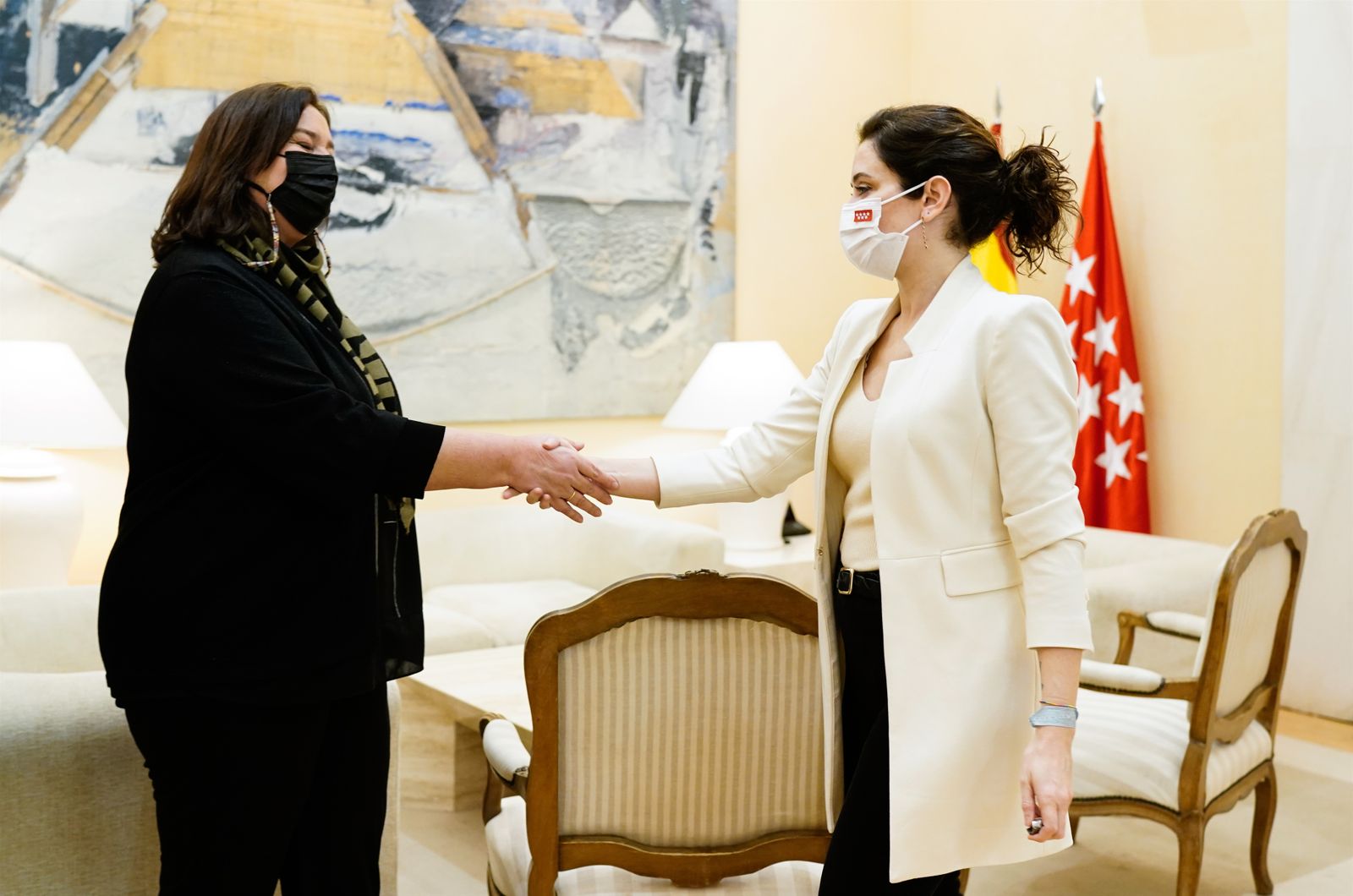 La presidenta de la Comunidad de Madrid, Isabel Díaz Ayuso, recibe a la presidenta de la Asociación Víctimas del Terrorismo (AVT), Maite Araluce.